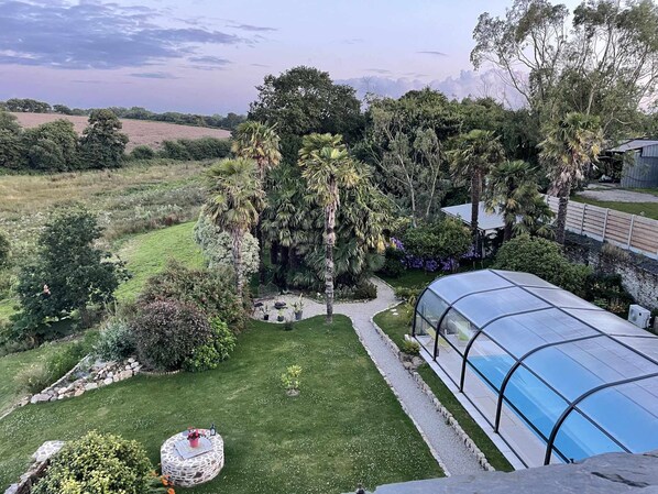 Seasonal outdoor pool, sun loungers - Le Manoir de Kérofil (Guiclan)