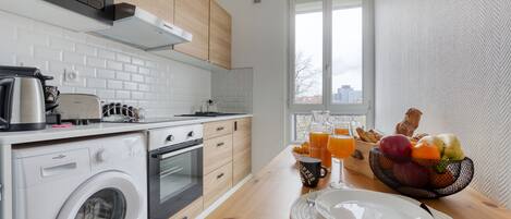 Kühlschrank, Mikrowelle, Ofen, Herdplatte