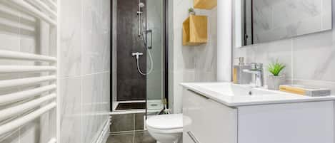 SĂšche-cheveux, serviettes fournies, savon, papier toilette