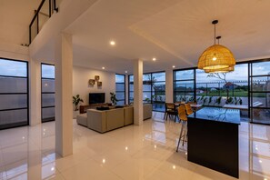 Deluxe-Villa, 2 Schlafzimmer | Wohnzimmer | 50-Zoll-Smart-TV mit Digitalempfang, Fernseher