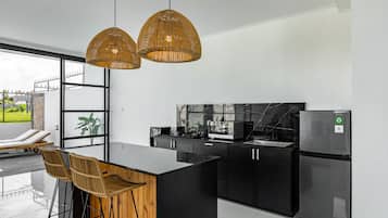 Biệt thự Deluxe, 2 phòng ngủ | Bếp riêng | Dụng cụ pha cà phê/trà, ấm điện, bàn ăn