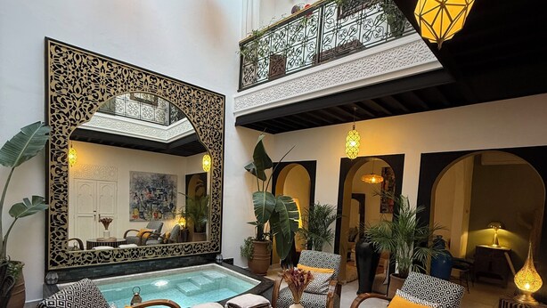 A spacious indoor area with patterned furniture, a pool, and decorative lighting. - Magnificent Riad Julilu Privatise in the heart of the Medina (11P) (Marrakech)