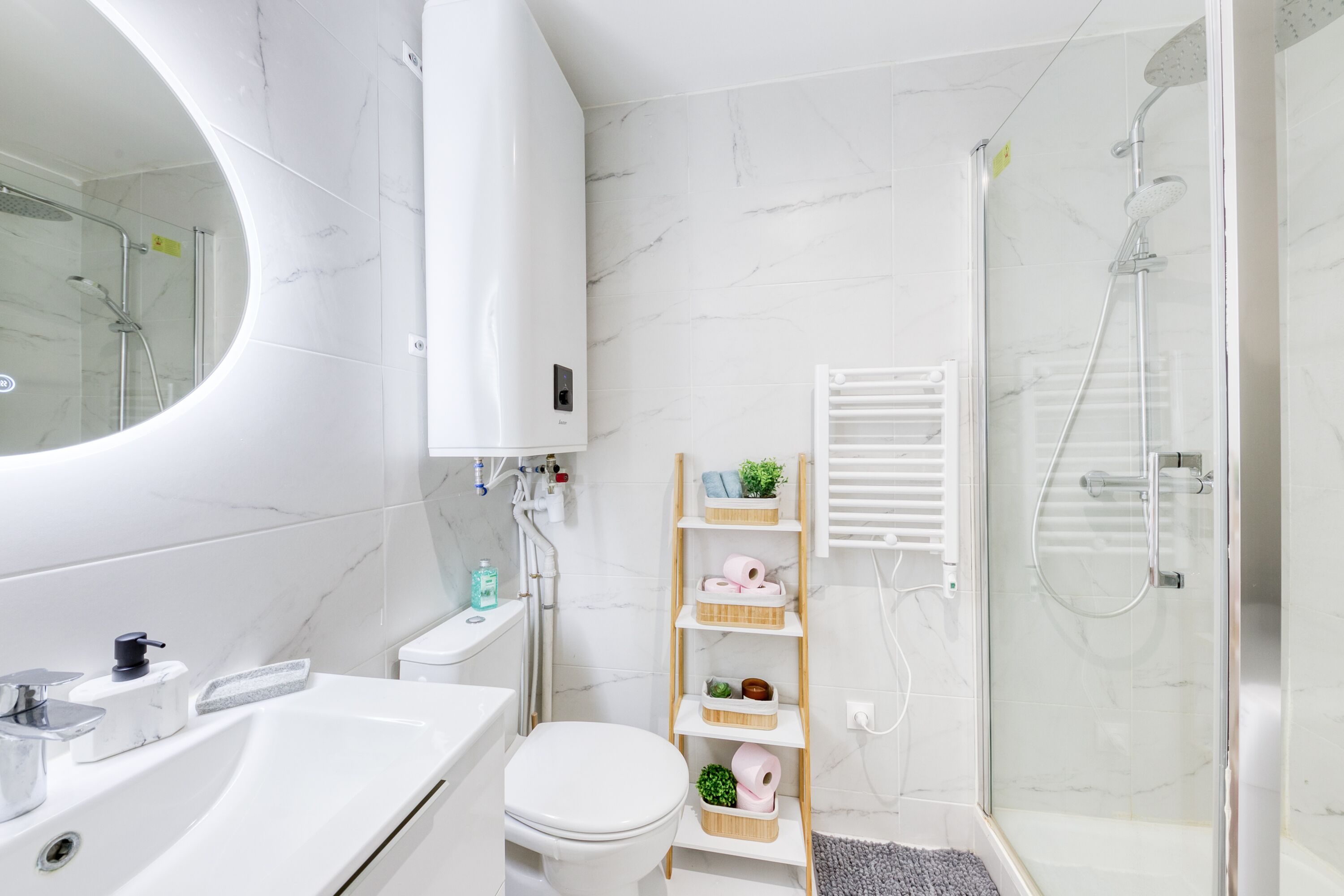 Douche, sèche-cheveux, serviettes fournies