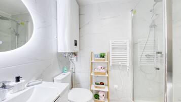 Douche, sĂšche-cheveux, serviettes fournies