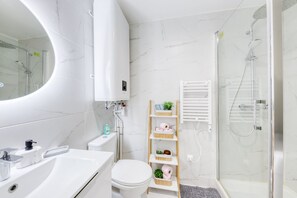 Douche, sèche-cheveux, serviettes fournies