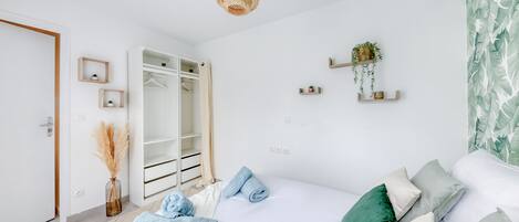 1 bedroom, bed sheets