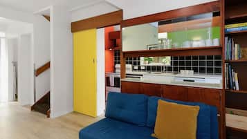 Design House | Private kitchen | Mini-fridge, microwave, oven, stovetop