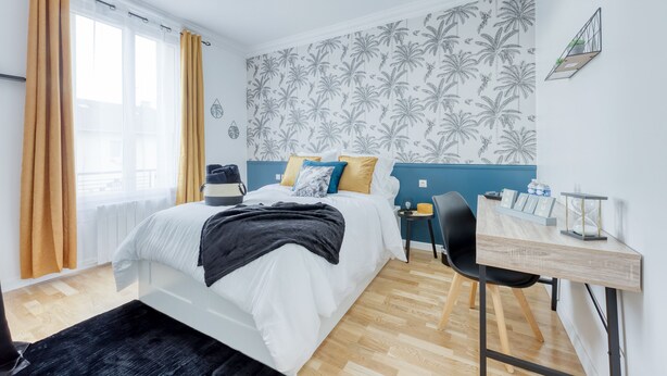 A modern bedroom with a bed, a desk, and a chair. - House 8 persons - Subway + train station / Private parking lot / Wifi / CDG airport / (La Courneuve)