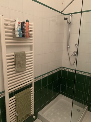 Een douche, handdoeken