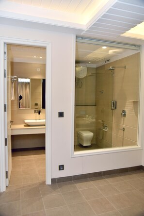 行政客房 | 浴室 | 淋浴设施、免费洗浴用品、拖鞋、毛巾