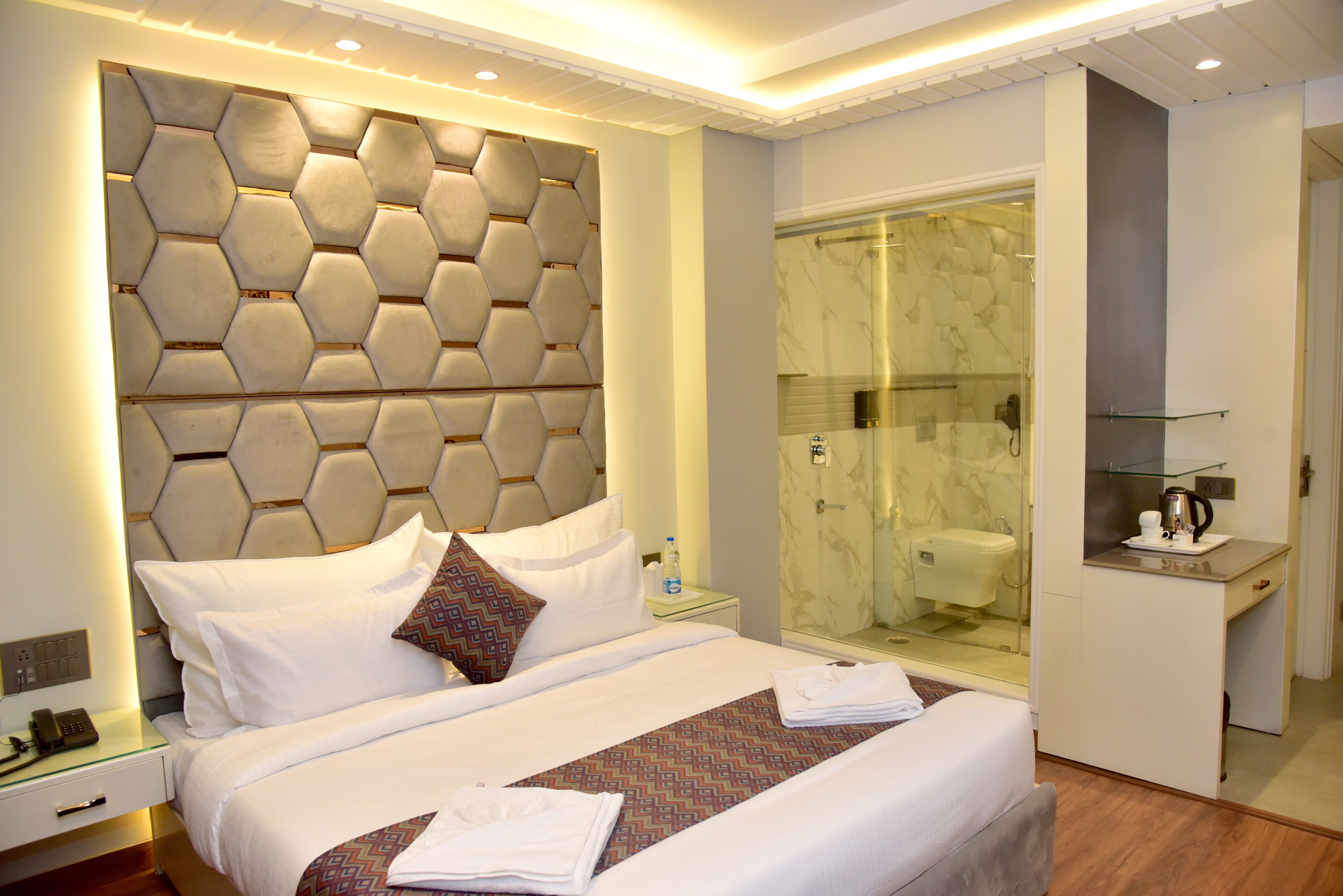 Luxury Room | Bathroom | Shower, free toiletries, slippers, towels