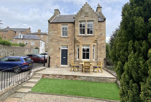 Abbey House, charming traditional historic house. Spectacular views of the Abbey