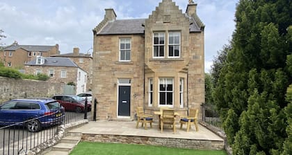 Abbey House, charming traditional historic house. Spectacular views of the Abbey