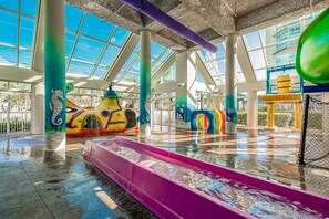 Ein großer Indoor-Wasserpark mit Rutschen und Spielbereichen.