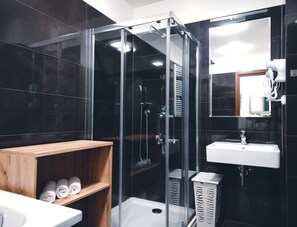 Haartrockner, Bidet, Handtücher
