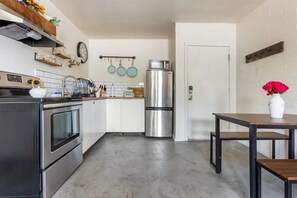 Køleskab, mikrobølgeovn, ovn, kogeplade