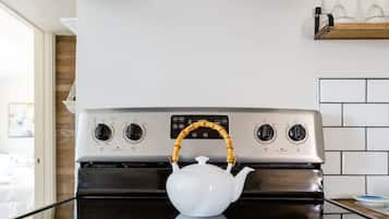 Køleskab, mikrobølgeovn, ovn, kogeplade