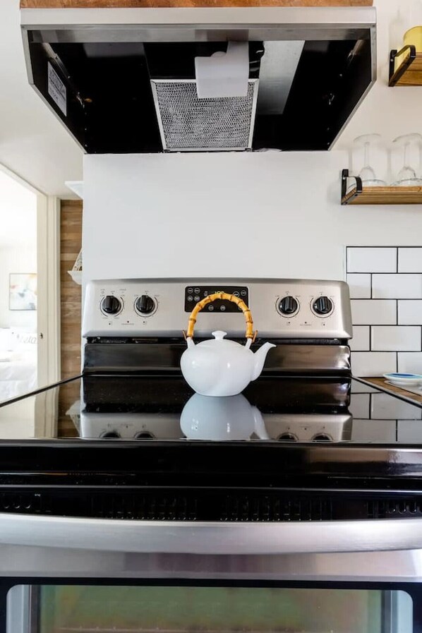 ثلاجة، ميكروويف، فرن، موقد طهي مسطح