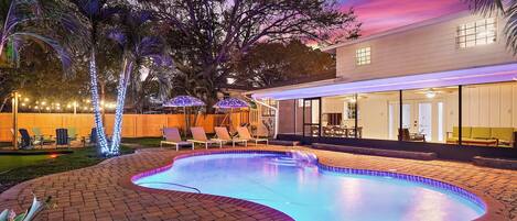 Alberca al aire libre y alberca climatizada