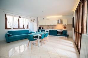 Familienapartment | Eigene Küche | Kühlschrank, Herdplatte, Wasserkocher mit Kaffee-/Teezubehör