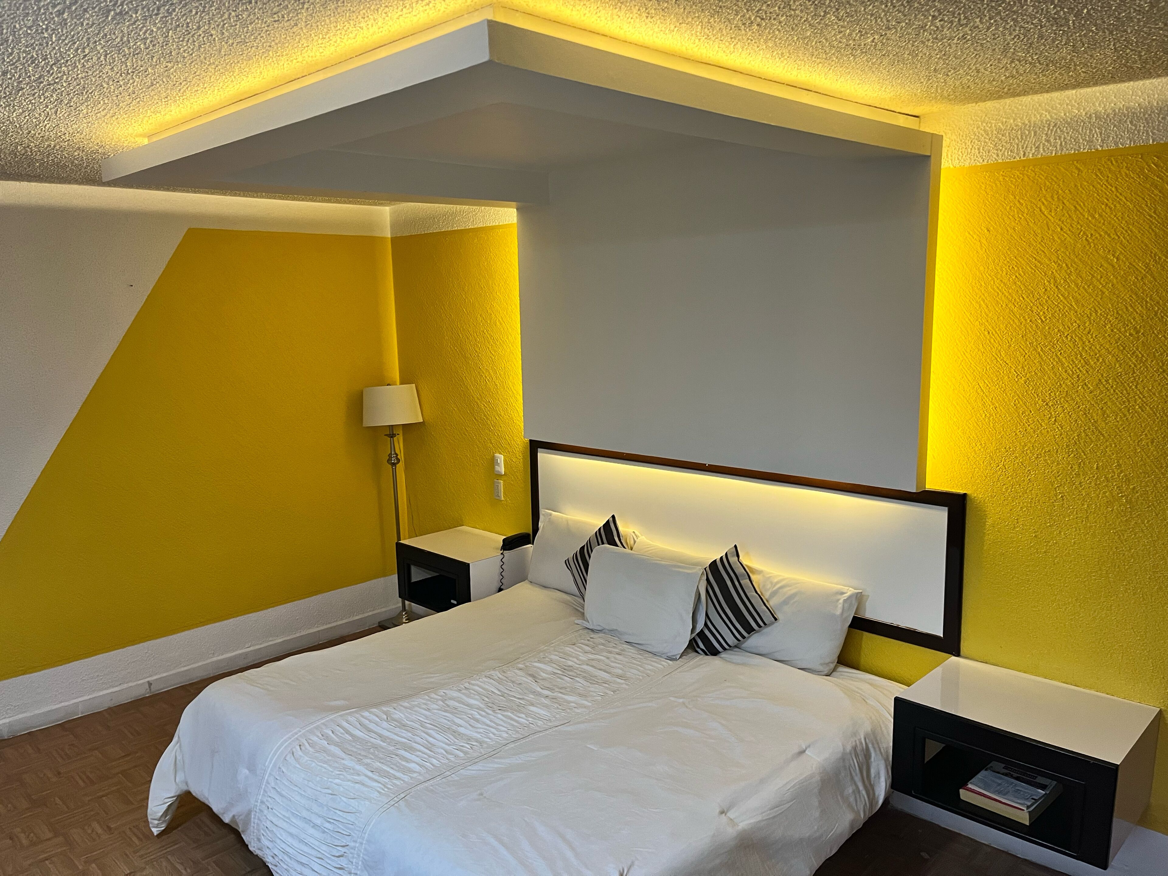 Habitación Deluxe, 1 cama King size | Caja de seguridad en la habitación y escritorio 