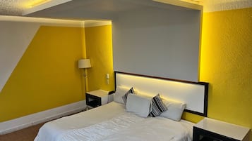 Habitación Deluxe, 1 cama King size | Caja de seguridad en la habitación y escritorio