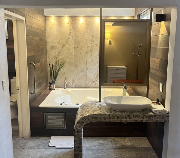 Suite Junior, bain à remous, rez-de-chaussée | Salle de bain