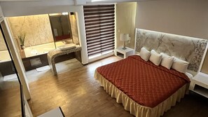 小型套房, 按摩浴缸, 一层 | 客房内保险箱、办公桌、笔记本电脑工作区、熨斗/熨板