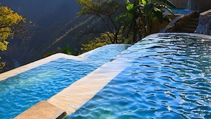 Una piscina a sfioro con vista sulle montagne.