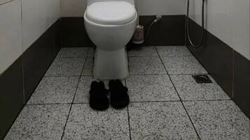 Chambre Standard, 1 grand lit | Salle de bain | Douche, articles de toilette gratuits, sèche-cheveux, bidet