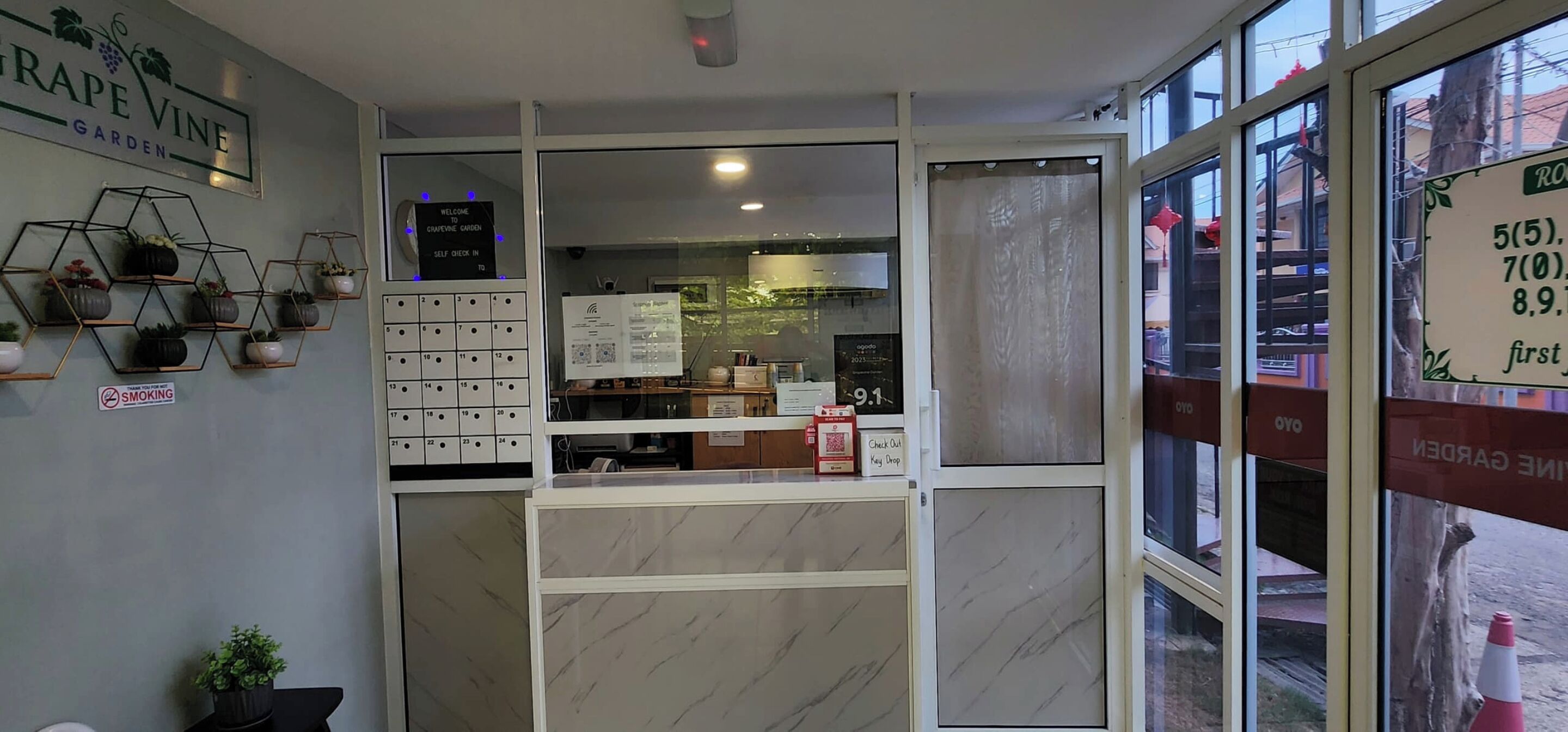 Un kiosque d’enregistrement automatisé est disponible au Grapevine Garden. Il est équipé d’un calendrier, d’une pancarte de bienvenue et d’un panneau indiquant qu’il est interdit de fumer.