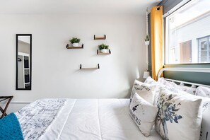 4 habitaciones, escritorio y tabla de planchar con plancha 