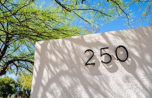 Un bâtiment blanc portant le numéro « 250 ».