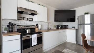 Køleskab, mikrobølgeovn, ovn, kogeplade