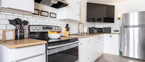 ثلاجة، ميكروويف، فرن، موقد طهي مسطح