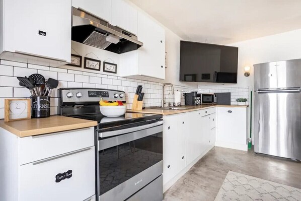 Fridge, microwave, oven, stovetop