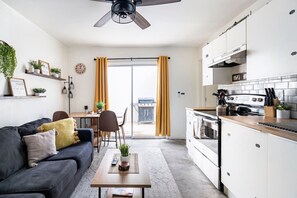 Réfrigérateur, four à micro-ondes, un four, surface de cuisson