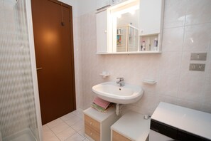 Comfort Apartment | Bathroom | Shower, free toiletries, bidet, towels
