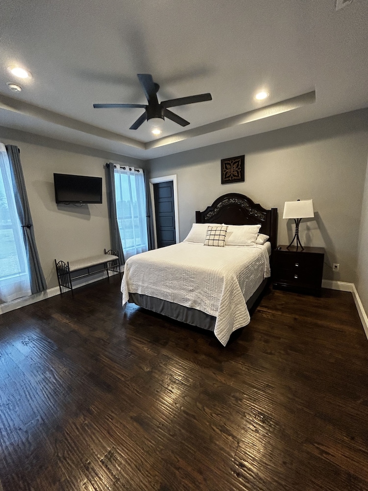 Large Modern home nestled in Alvarado! Hot Tub & Theater Johnson