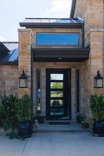 Large Modern home nestled in Alvarado! Hot Tub & Theater