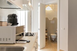 Condo conforto, 1 cama de casal e sofá-cama | Banheiro | Chuveiro, chuveiro com efeito de chuva, produtos de toalete grátis
