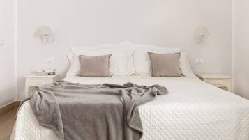 Deluxe-Apartment, 1 Schlafzimmer, Nichtraucher, Meerblick | 1 Schlafzimmer, individuell dekoriert, laptopgeeigneter Arbeitsplatz