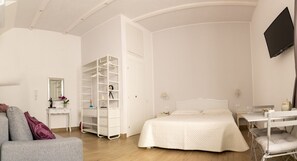 Deluxe Condo, 1 Bedroom, Non Smoking, Sea View | 1 bedroom, individually decorated, laptop workspace, blackout drapes