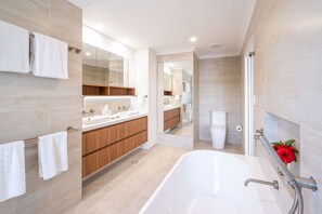 Bathroom - La Bella Waters 3 Hamilton Island - Oceanviews, golf buggy and transfers (Hamilton Island)