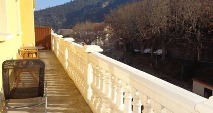 Confortable F3 avec balcon/terrasse en centre-ville, proximité cures, parking, ascenseur, pour 4 pers.