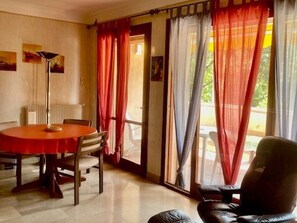 Dining - Bright F2 Apartment with Terrace, Parking, and WiFi in Amélie-les-Bains (Amélie-les-Bains-Palalda)