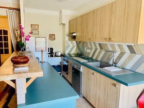 Micro-ondes, four, lave-vaisselle, grille-pain