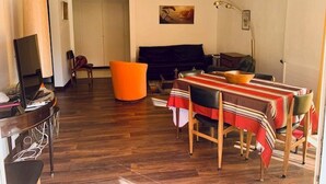 TV - Sunny F3 with Terrace, A/C, Wi-Fi, Garage near Spa and City Center (Amélie-les-Bains-Palalda)