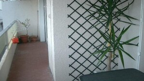Property grounds - Cozy F2 Apartment with Garage, Wi-Fi, South-Facing, Near Spa & Town Center, Sleeps 3 (Amélie-les-Bains-Palalda)