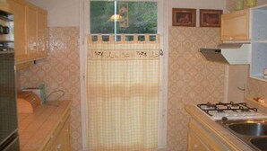Oven, toaster - Cozy F2 Apartment with Garage, Wi-Fi, South-Facing, Near Spa & Town Center, Sleeps 3 (Amélie-les-Bains-Palalda)